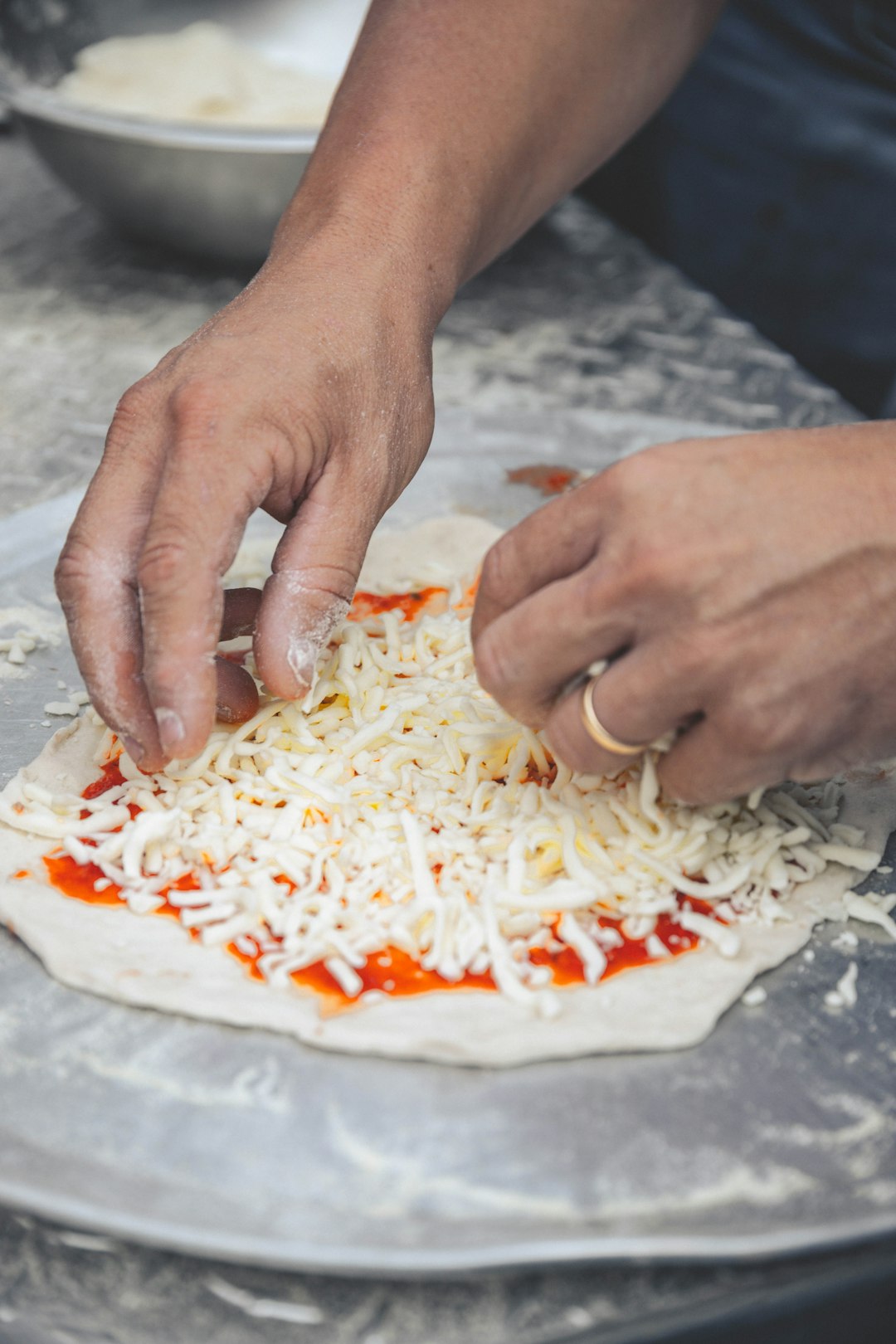 Préparation artisanale de la pâte à pizza chez Dolce Pizza